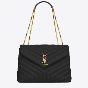 ENVELOPE BAG WITH ICONIC CHEVRON QUILT OVERSTITCHING.